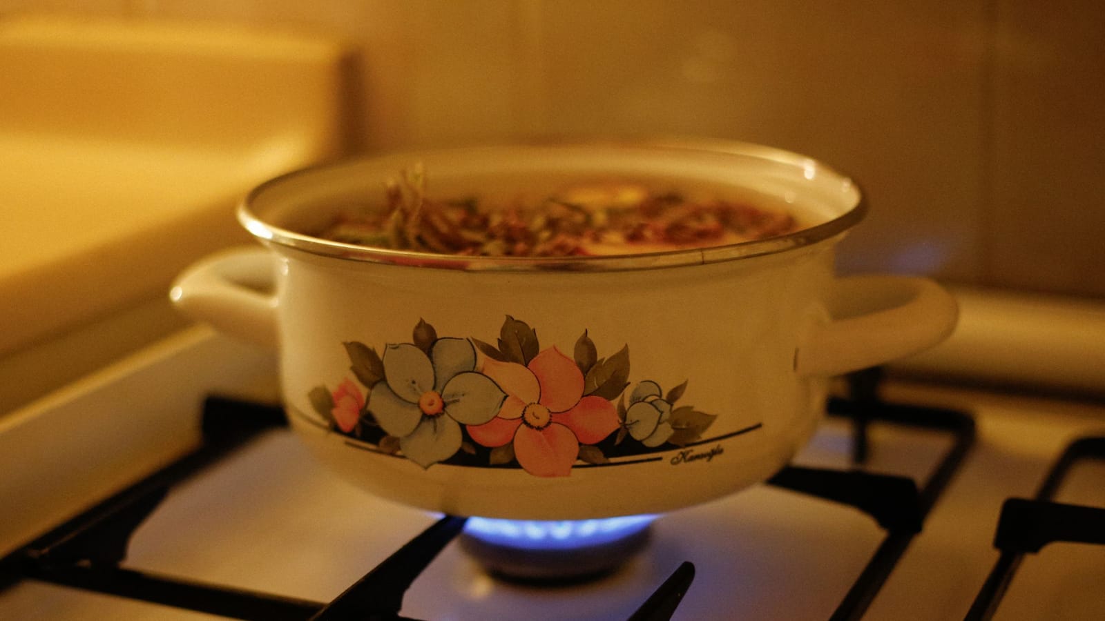 A pot of bones on Sunday is worth five dinners