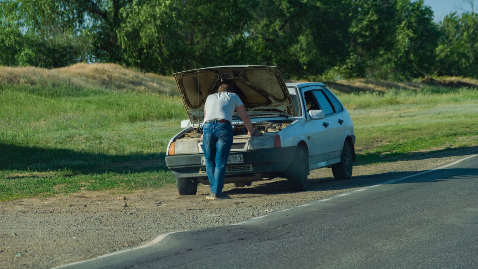 Changing a tire at the roadside without getting hurt