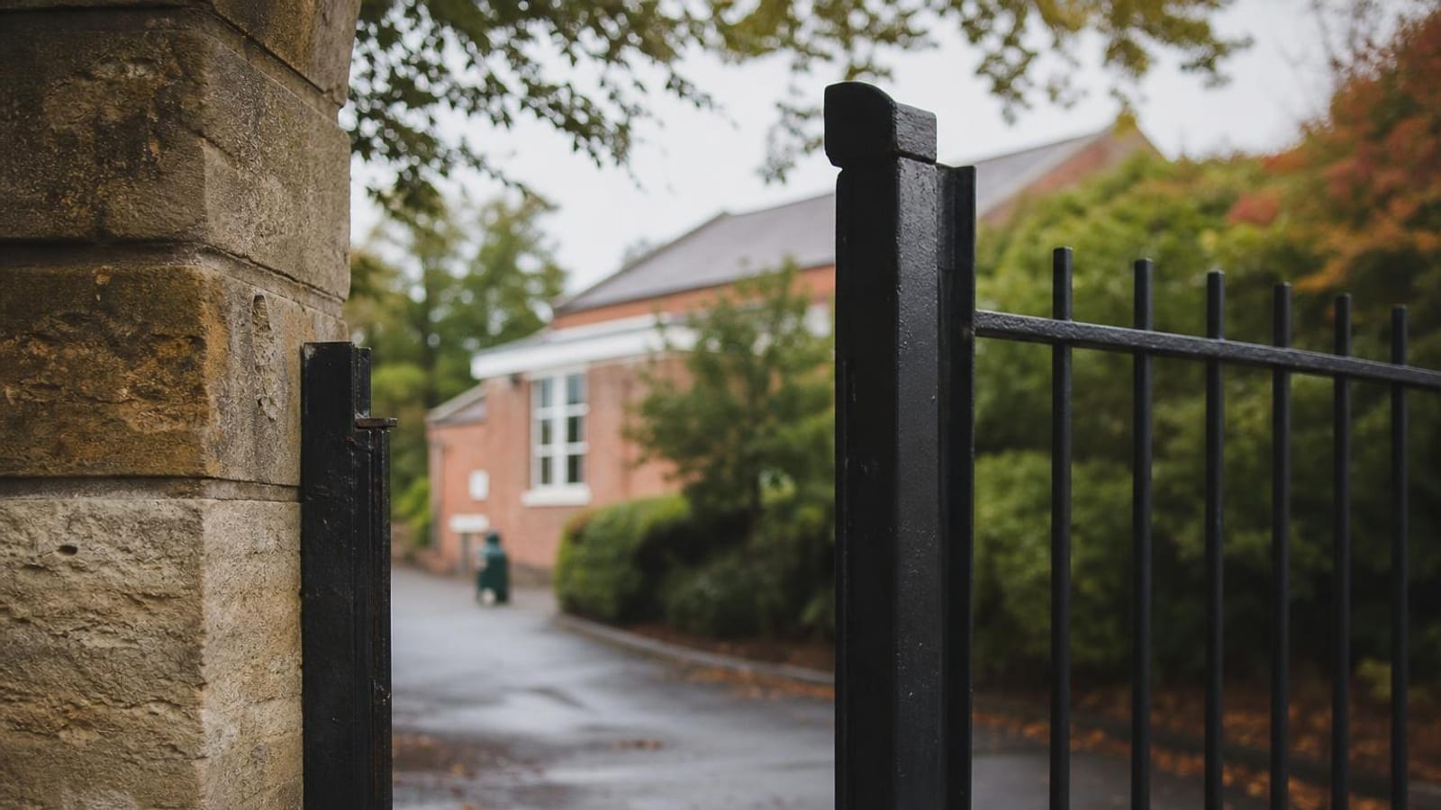 Eight seconds at the school gate