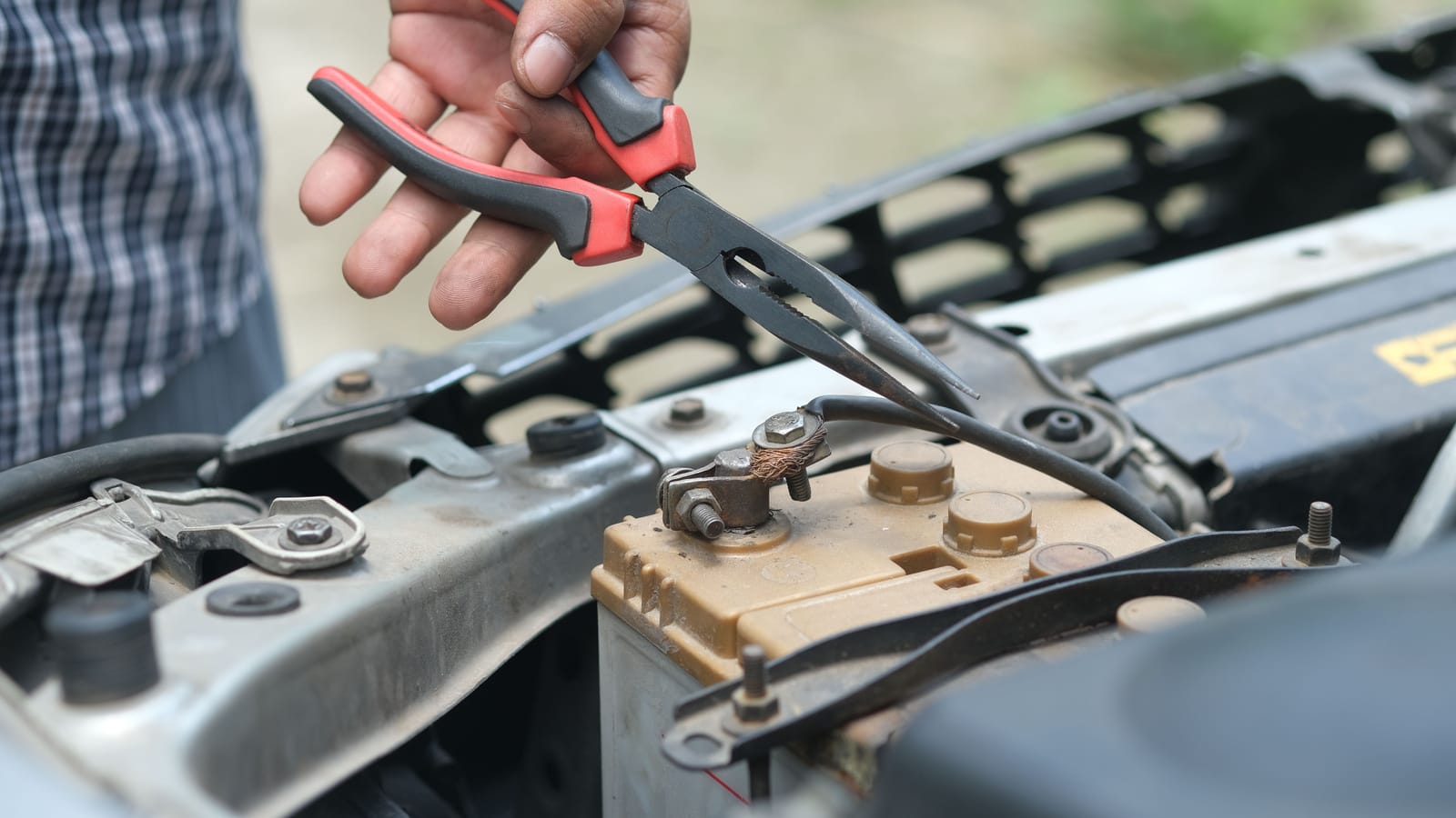 How to Change a Car Battery Without Frying Your Electronics