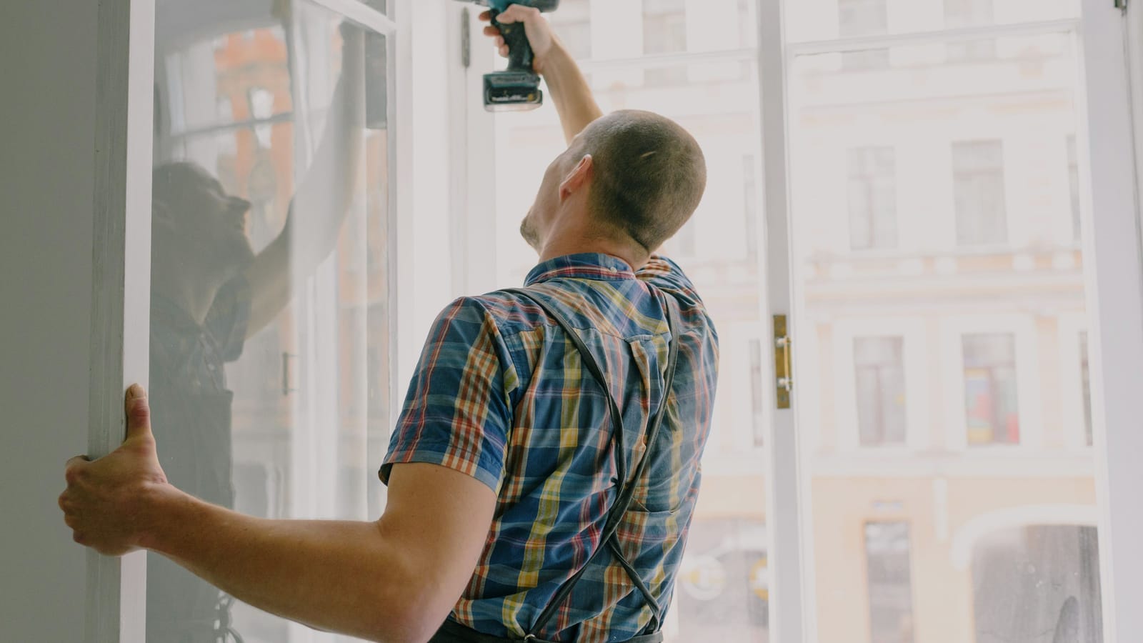 How to hang heavy things so they never come down
