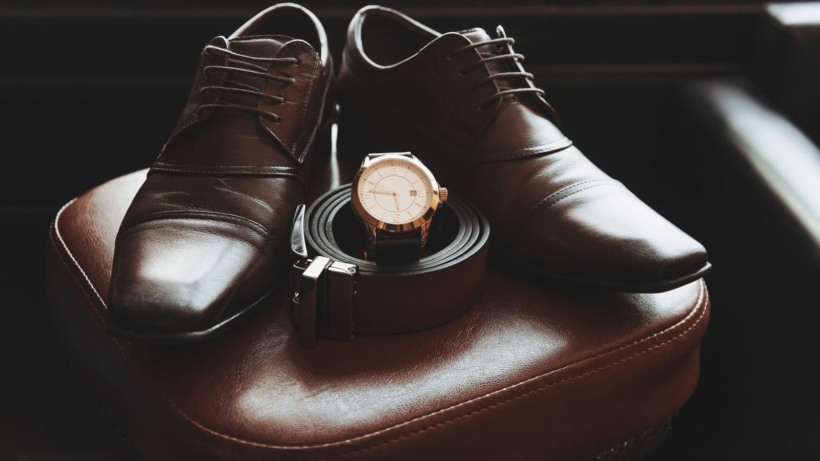 Match the belt to the shoe and the socks to the trousers