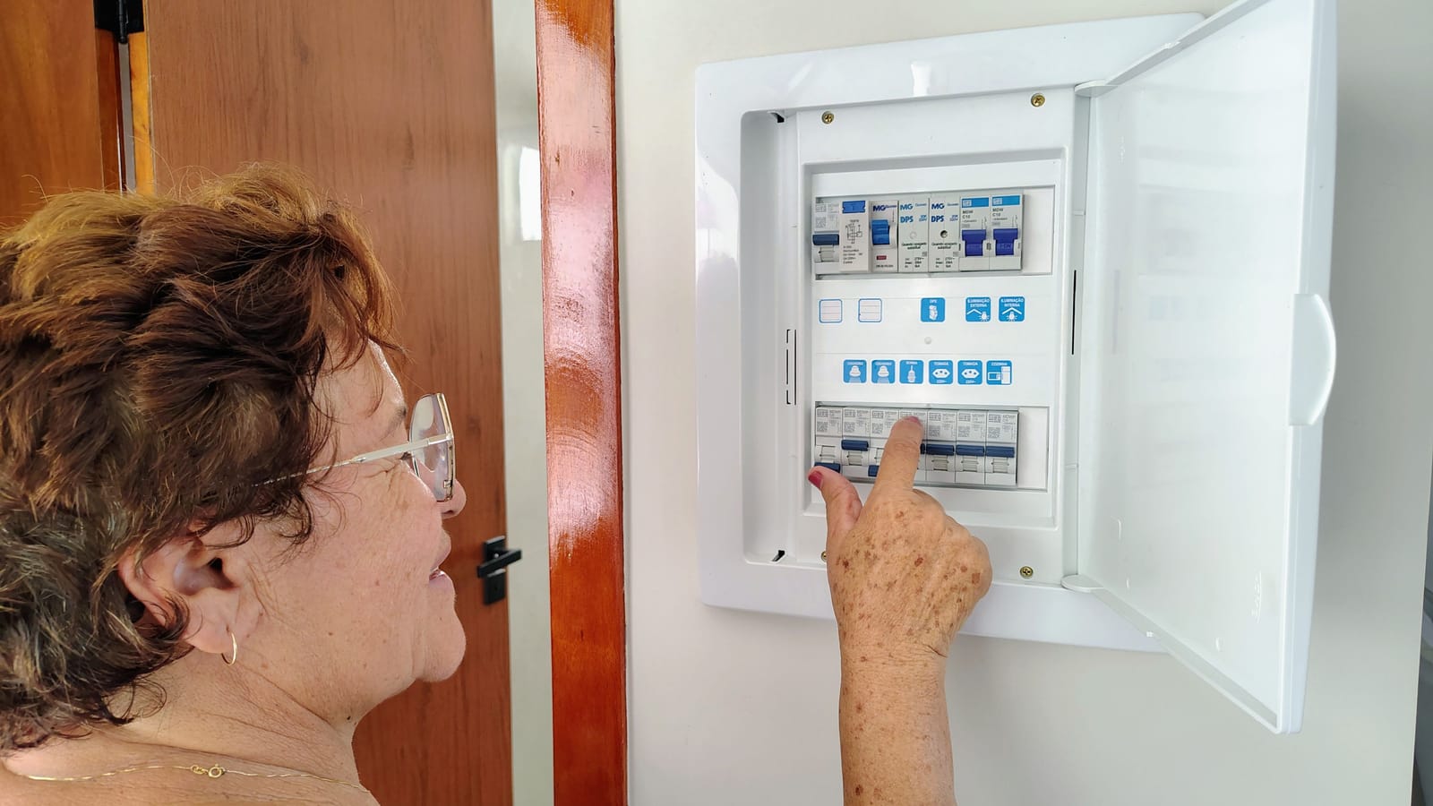 Resetting a tripped breaker, and when to stop and call