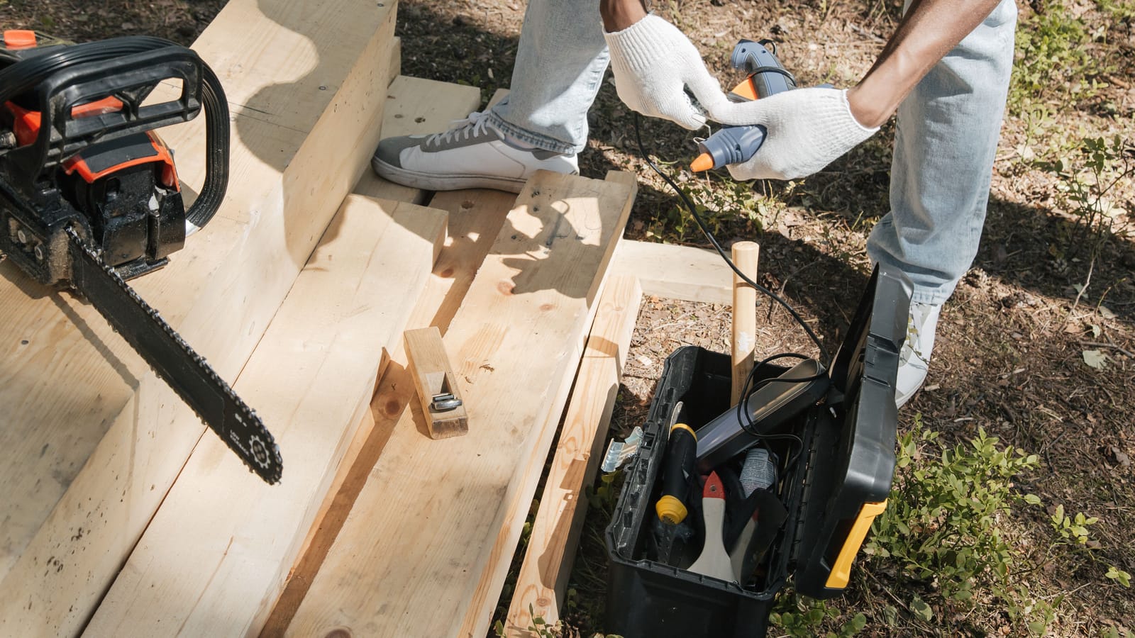 Sharpen a chainsaw chain by hand, in the right order