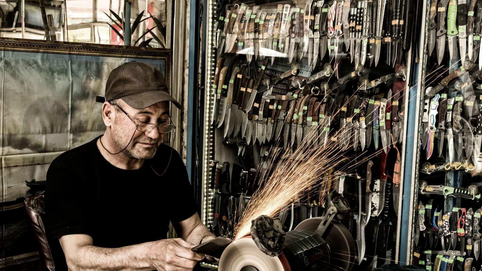 Sharpen a knife, an axe and a mower blade the same way