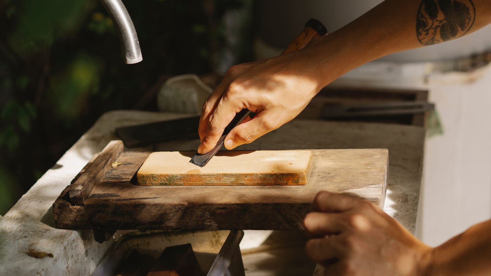 Sharpen a knife properly with what's already in your house